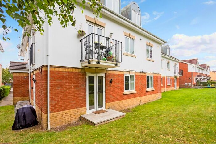 2 Bedroom Flat To Rent In Basildon Close, Watford, WD18