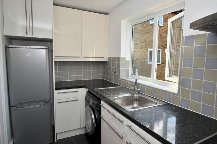 2 Bedroom Flat To Rent In Oakridge Drive, East Finchley, London, N2