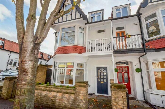 2 Bedroom Flat To Rent In Pall Mall, Leigh-On-Sea, Essex SS9