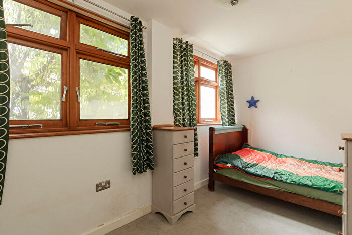 2 Bedroom Flat For Sale In Chadwick Road, Peckham Rye, SE15