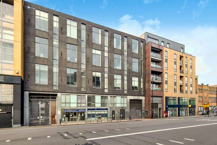 2 Bedroom Maisonette To Rent In Kings Wharf, Hackney, London, E8