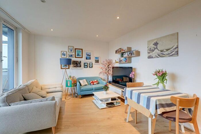 2 Bedroom Flat For Sale In Hither Green Lane, Hither Green, SE13