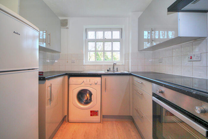 2 Bedroom Flat To Rent In Leigh Hunt Drive, Southgate, London, N14