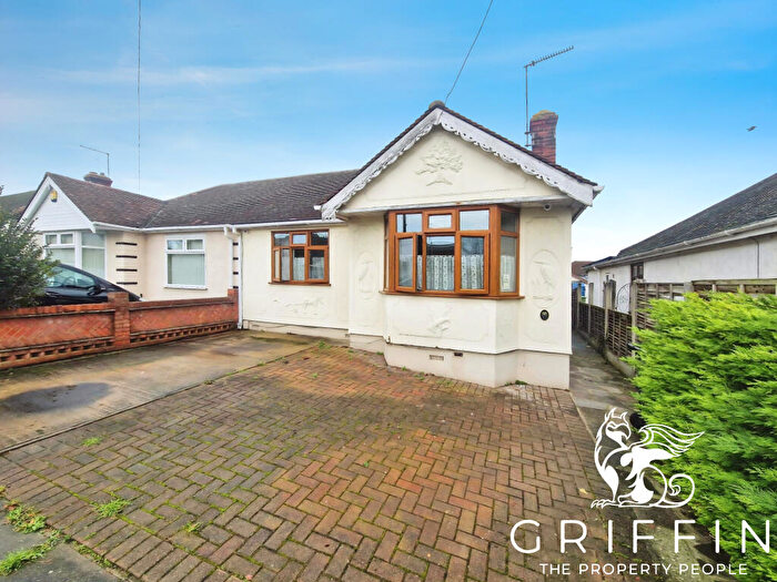 3 Bedroom Semi-Detached Bungalow For Sale In Elmtree Road, Basildon, SS16