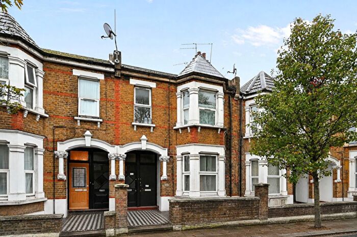 3 Bedroom Maisonette For Sale In Hillside, London, NW10