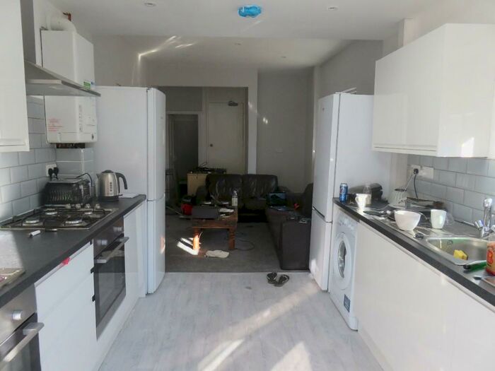 8 Bedroom Semi-Detached House To Rent In Lenton Boulevard, Nottingham, NG7