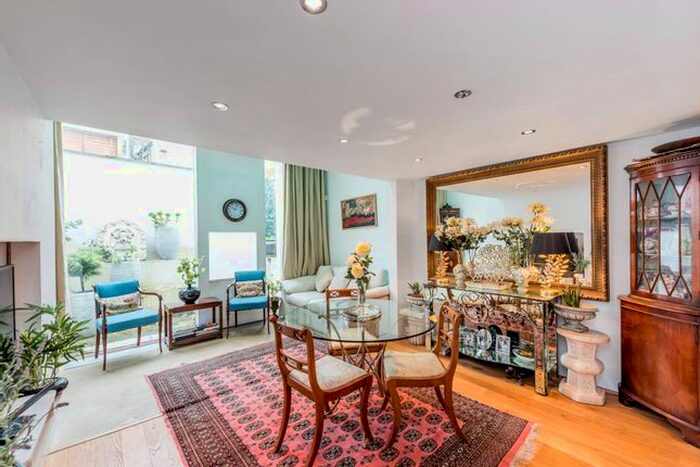 2 Bedroom Mews To Rent In Richards Place, Chelsea, London, SW3