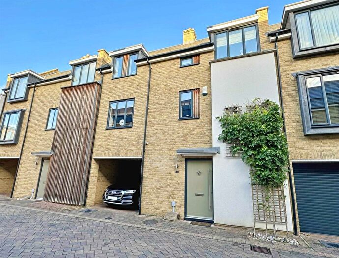 3 Bedroom Town House For Sale In Hardy Close, Chelmsford, CM1