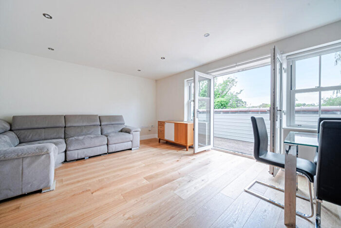 2 Bedroom Apartment For Sale In Risegate Lodge, Holden Road, Woodside Park, London, Greater London, N12