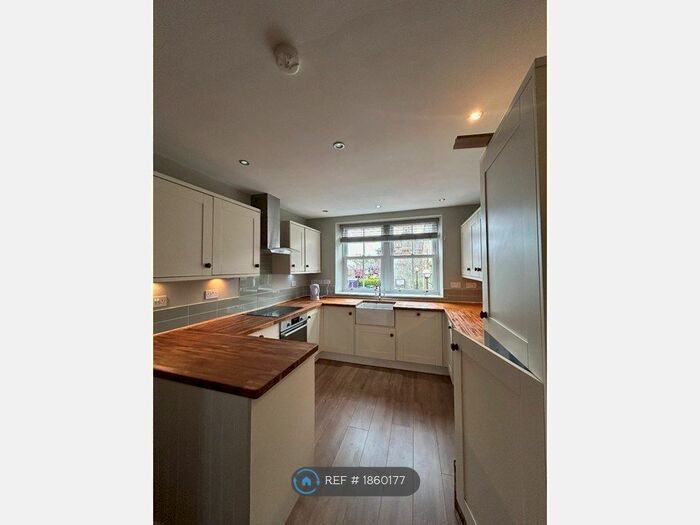 3 Bedroom Flat To Rent In Main Street, Carnwath, Lanark, ML11