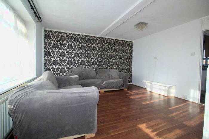 3 Bedroom Flat To Rent In Melbourne Court, Holdbrook South, Waltham Cross, EN8