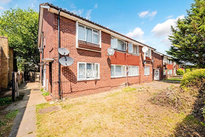 2 Bedroom Maisonette For Sale In Central Road, Morden, SM4