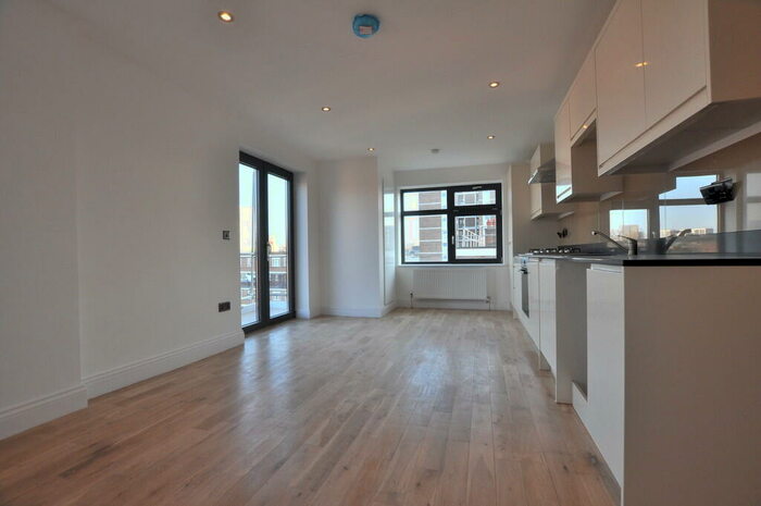 3 Bedroom Apartment To Rent In Hoxton Street, London, N1