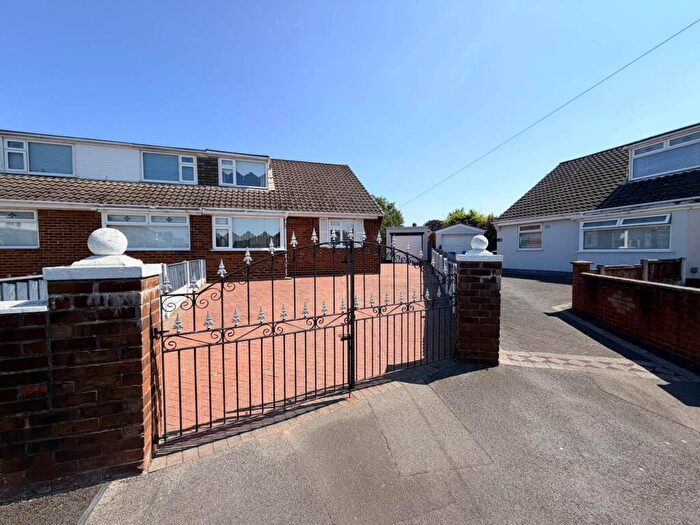 3 Bedroom Semi-Detached Bungalow For Sale In Domar Close, Southdene, L32