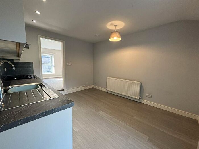 1 Bedroom Flat To Rent In Chapel Street, Glossop, SK13