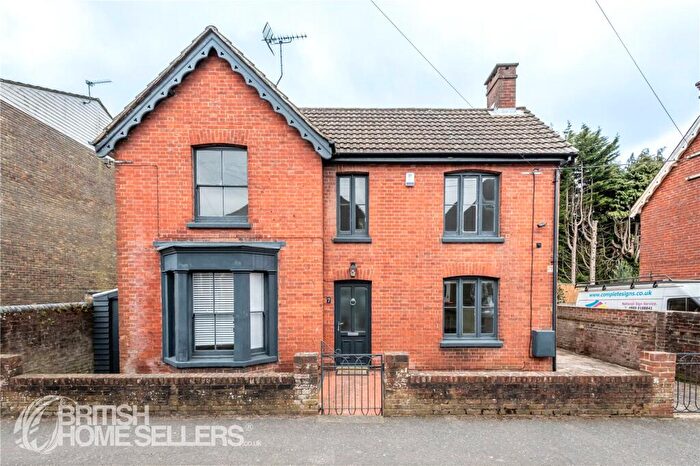 4 Bedroom Detached House For Sale In Malthouse Road, Crawley, West Sussex, RH10