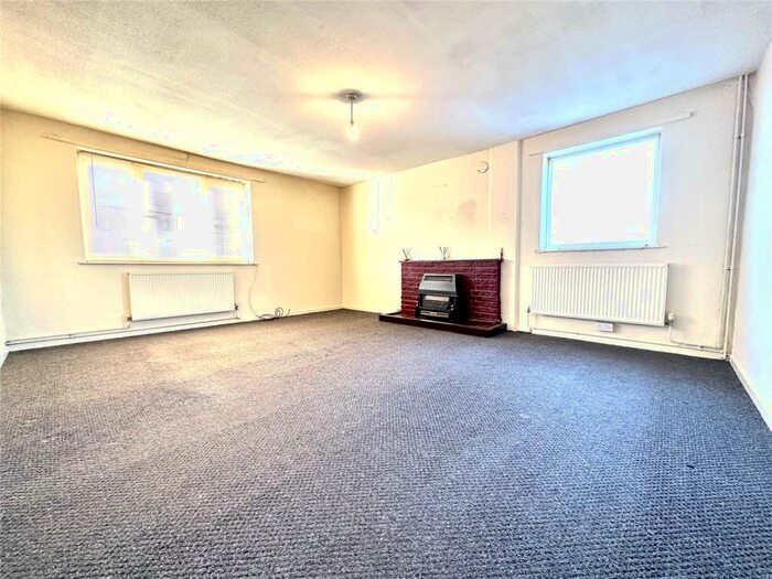 3 Bedroom Flat To Rent In Alcester Road, Studley, B80