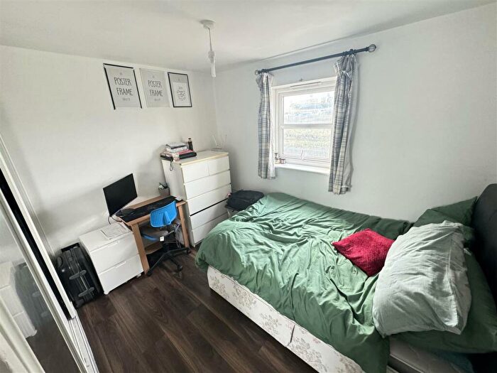1 Bedroom Flat For Sale In Gloucester Court, Dock Road, Tilbury, RM18