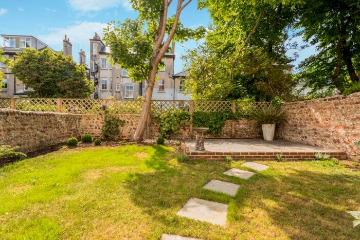 2 Bedroom Apartment To Rent In Selborne Road Hove, BN3