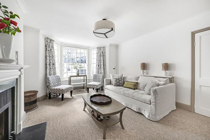 2 Bedroom Flat To Rent In Oakfield Street, Chelsea, SW10