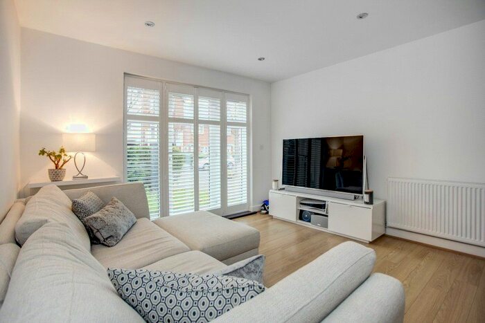 1 Bedroom Flat To Rent In Chequers Avenue, High Wycombe HP11