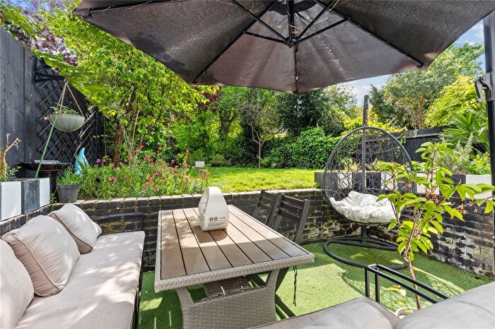 3 Bedroom Maisonette To Rent In Dunsmure Road, London, N16