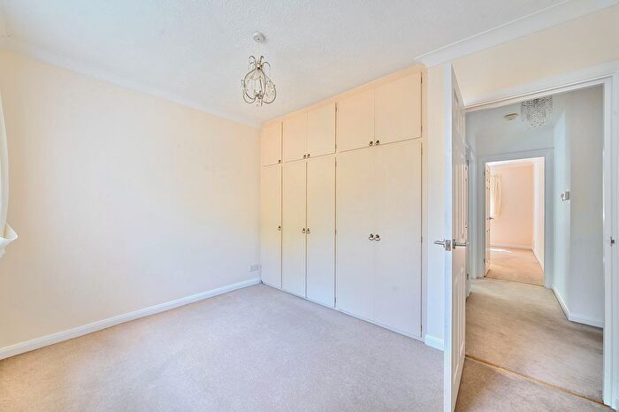 2 Bedroom Flat For Sale In Kings Court, The Avenue, Tadworth, Surrey., KT20