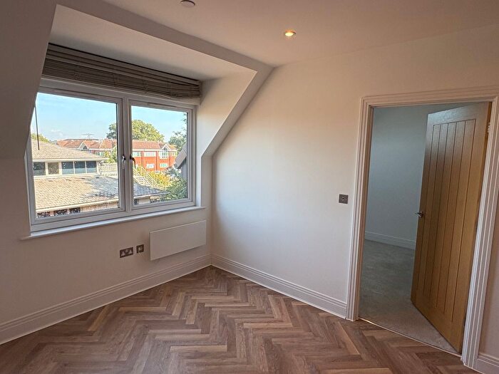 1 Bedroom Flat For Sale In Cleeve Road, Leatherhead, Surrey, KT22