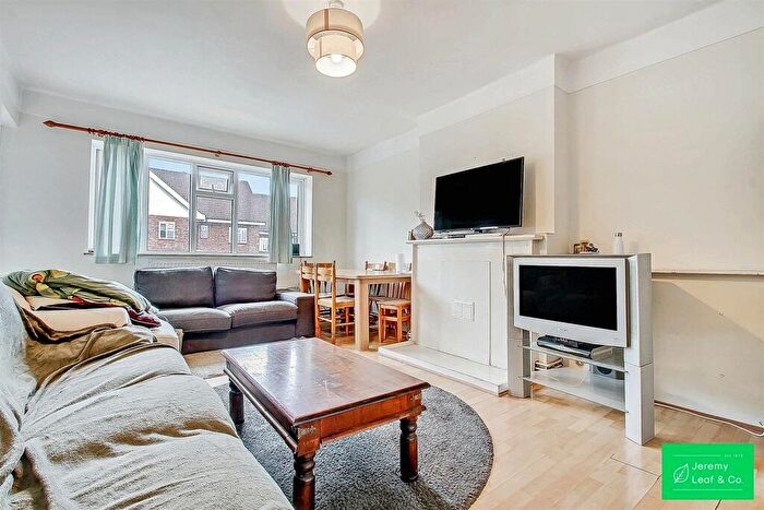 3 Bedroom Flat For Sale In Elmshurst Crescent, London, N2