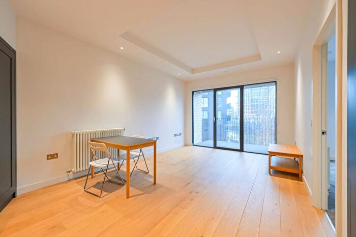 1 Bedroom Flat To Rent In Grantham House, , Canning Town, London, E14