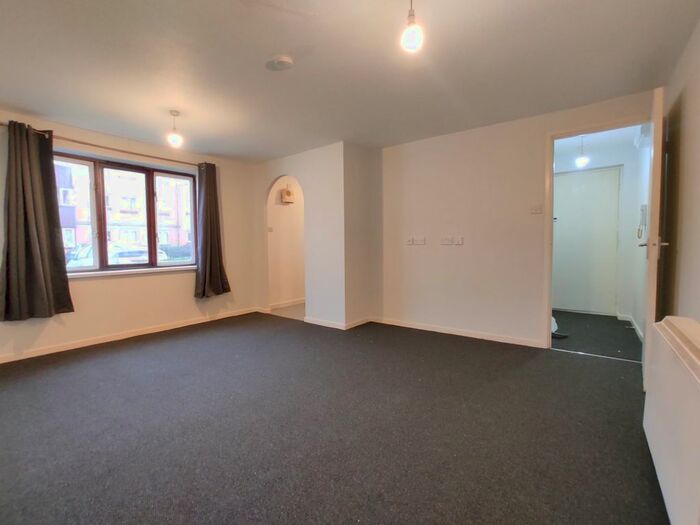 Studio To Rent In Swaythling Close, London, N18