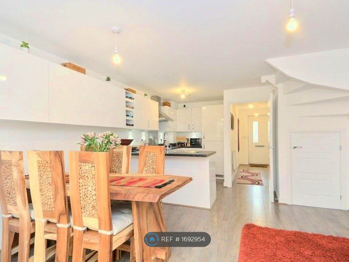 4 Bedroom Terraced House To Rent In Burroughs Drive, Dartford, DA1