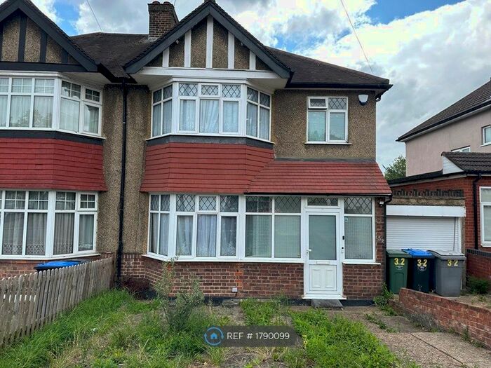 3 Bedroom Semi-Detached House To Rent In Kingsmere Park, London, NW9