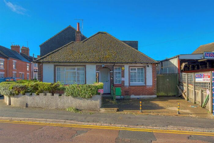 2 Bedroom Bungalow To Rent In Moor Road, Rushden, NN10