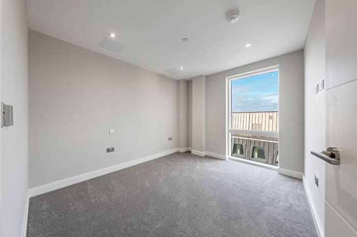 2 Bedroom Flat For Sale In Junction Court, Watford, WD17
