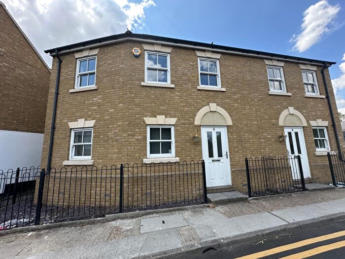3 Bedroom Semi-Detached House To Rent In Glebe Road, Chelmsford, CM1