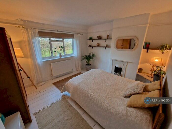 3 Bedroom Semi-Detached House To Rent In The Square, Bristol, BS39