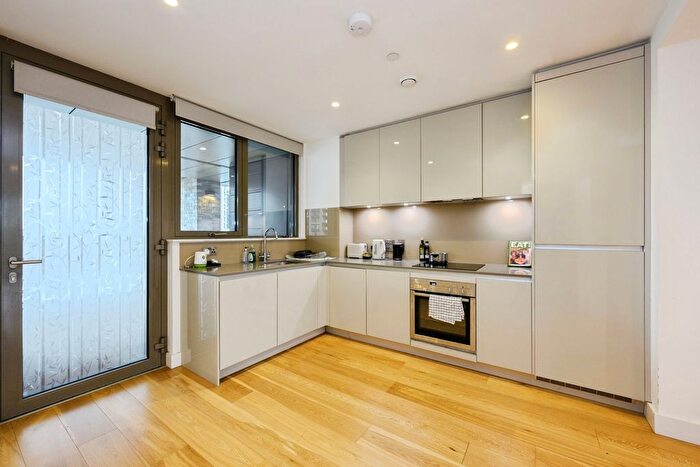 2 Bedroom Flat For Sale In Caithness Walk, Croydon, CR0