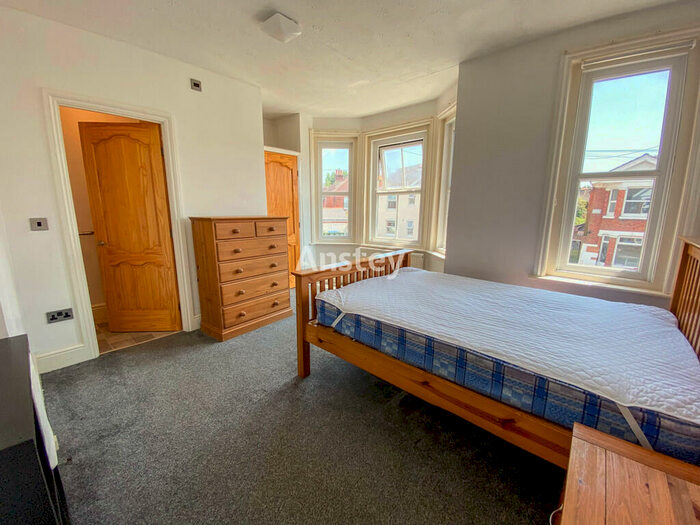 5 Bedroom Semi-Detached House To Rent In Morris Road, Southampton, SO15