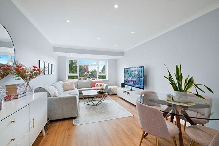 2 Bedroom Flat To Rent In Oak Hill Crescent, Surbiton, KT6