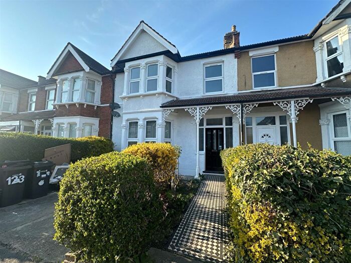 2 Bedroom Flat To Rent In Felbrigge Road, Ilford, IG3