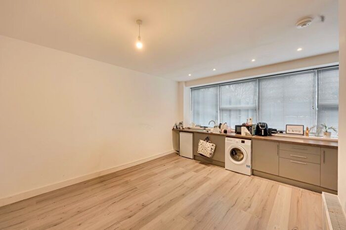 1 Bedroom Flat To Rent In Windsor Road, Trowbridge, BA14