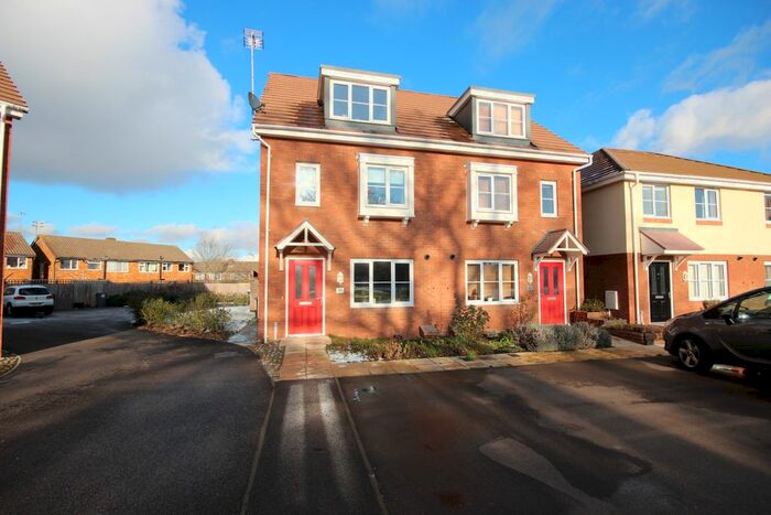 3 Bedroom Semi-Detached House To Rent In Verde Close, Luton, LU2