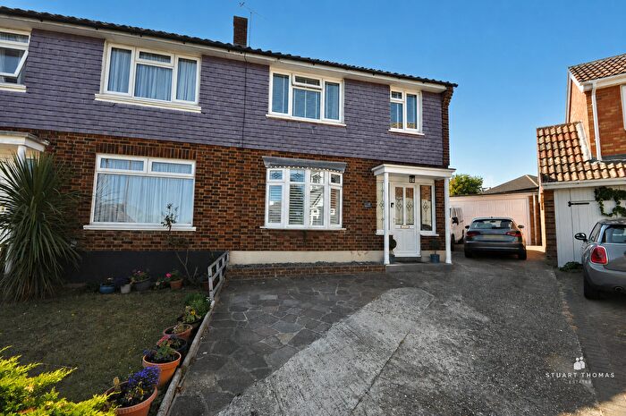 3 Bedroom Semi-detached House For Sale In Oakwood Close, Benfleet, Essex, SS7