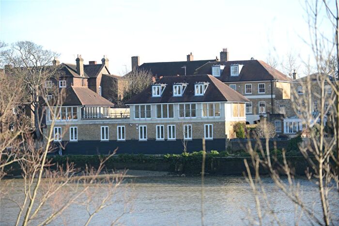 3 Bedroom Flat To Rent In Mortlake High Street, Mortlake, SW14