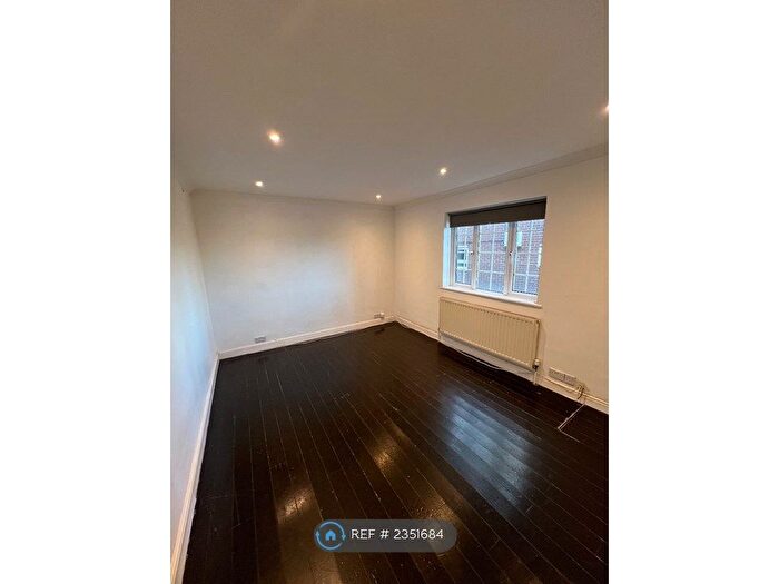 1 Bedroom Flat To Rent In Lyndhurst Court, London, E18