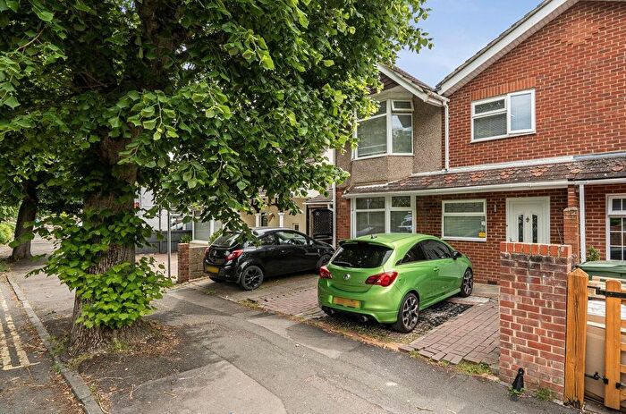 4 Bedroom Semi-Detached House For Sale In Shrivenham Road, Swindon, SN1
