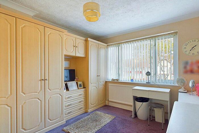 3 Bedroom Terraced House For Sale In Goldsmith Road, Worthing, BN14