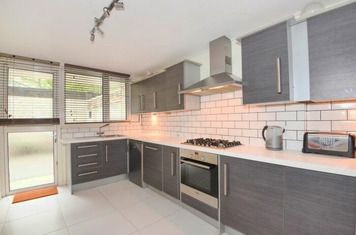 3 Bedroom Flat To Rent In Finborough Road, London, SW10