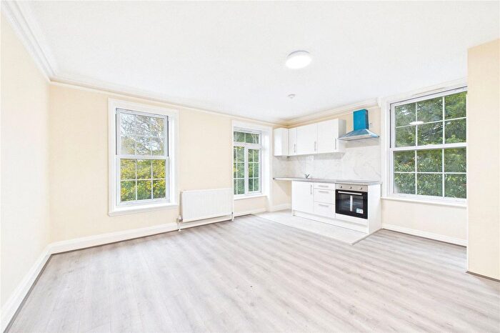 2 Bedroom Flat To Rent In Flat, Newbury House, Andover Road, Newbury, Berkshire, RG14